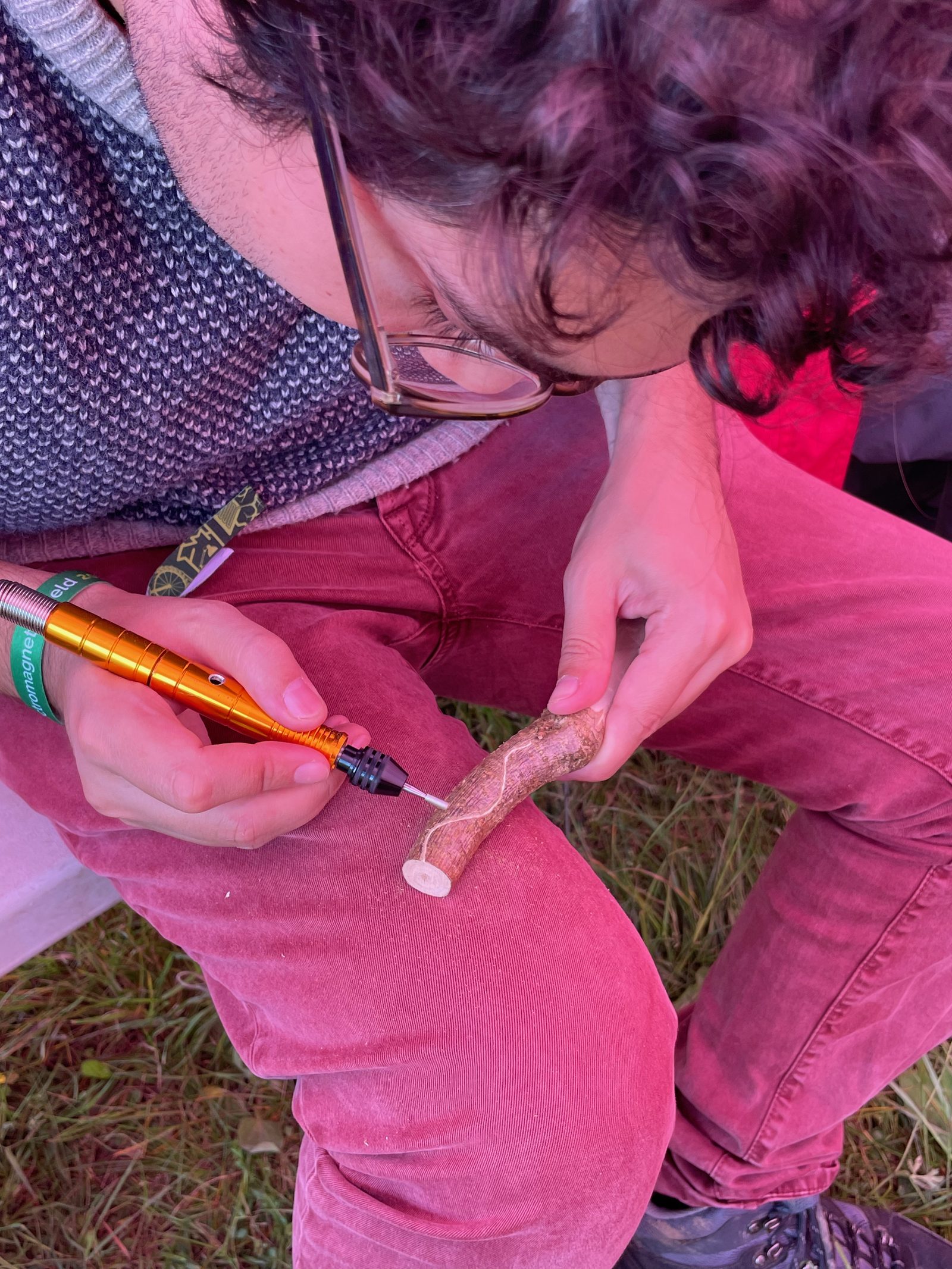 Decorating a wand with a pyrography pen